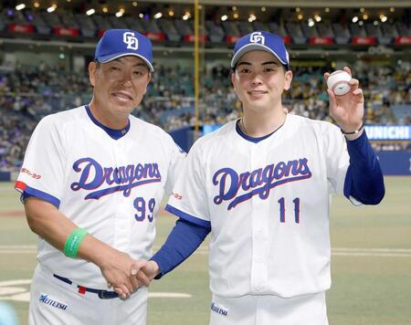 　井上監督（左）に祝福される中西（撮影・西田忠信）