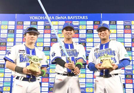 　逆転勝利に貢献した（左から）林、蝦名、勝又（撮影・園田高夫）
