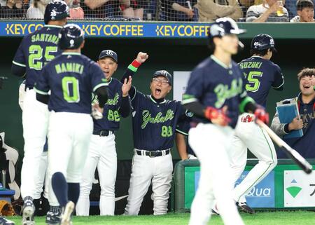 　３回、鈴木叶（右）の先制３ランに喜ぶ池山監督（撮影・金田祐二）