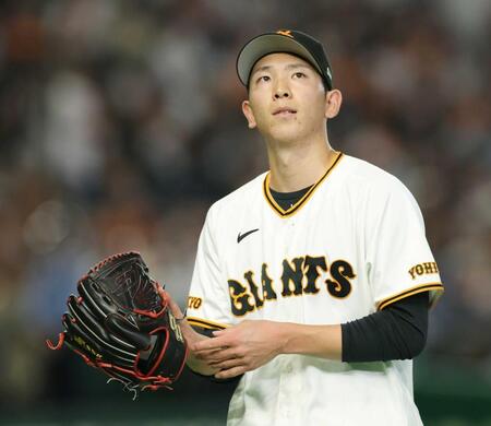 　５回、追加点を奪われ厳しい表情でベンチに戻る戸郷（撮影・金田祐二）