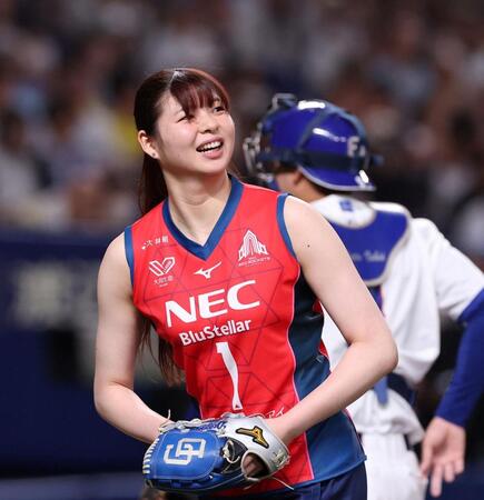 始球式を務めたＮＥＣレッドロケッツ川崎・山田二千華（撮影・西田忠信）