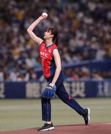 始球式を務めるＮＥＣレッドロケッツ川崎・山田二千華（撮影・西田忠信）