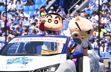 リリーフカーに乗って登場するしんちゃん（左）＝撮影・園田高夫