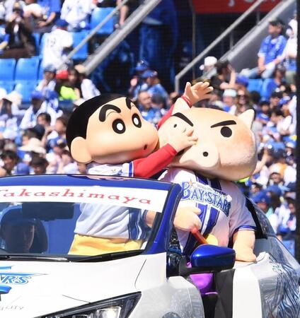 リリーフカーに乗って登場するしんちゃん（左）＝撮影・園田高夫