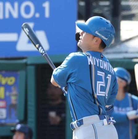 ５回、右越えソロを放つ清宮（撮影・西岡正）