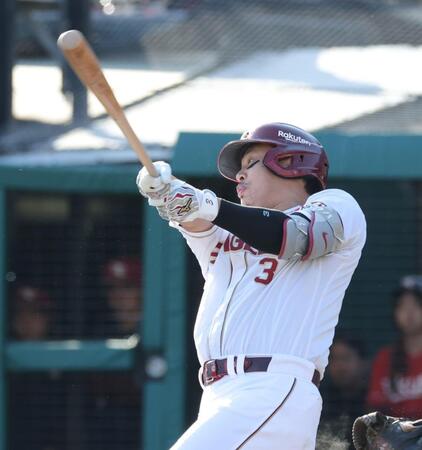 ７回、右越えに逆転２ランを放つ浅村（撮影・西岡正）