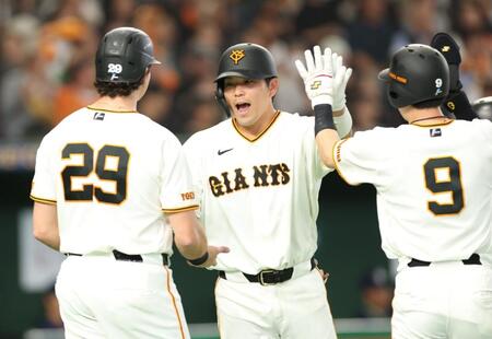 ４回、右越えに先制３ランを放ち迎えられる大城（撮影・金田祐二）