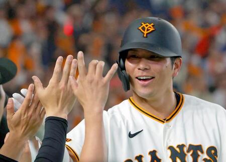 ４回、右越えに先制３ランを放ち迎えられる大城（撮影・金田祐二）