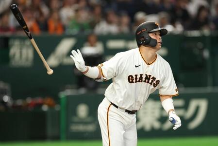 ４回、右越えに先制３ランを放つ大城（撮影・金田祐二）