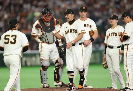 ６回、船迫から高梨（５３）に代える阿部監督（撮影・金田祐二）