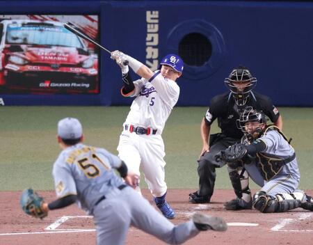 ３回、右翼線へ勝ち越しとなる走者一掃の適時三塁打を放つ村松（撮影・立川洋一郎）