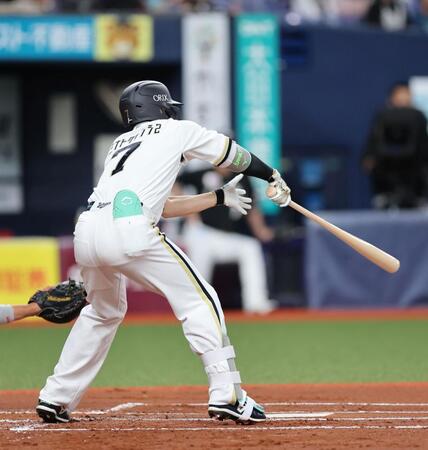 １回、左前に先制適時打を放つ西川（撮影・山口登）