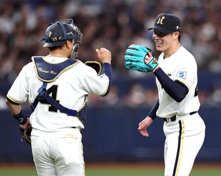 オリックス・吉田輝星（右）は試合を締めオリックス・森友哉とタッチする＝京セラドーム大阪（撮影・山口登）
