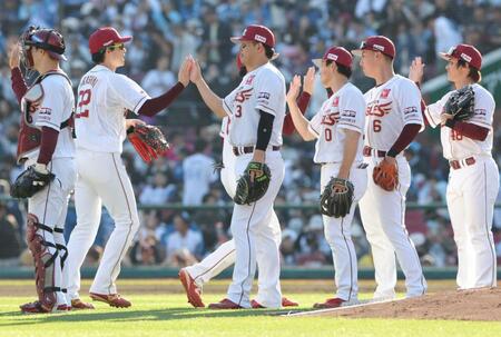 日本ハムに連勝し、ナインとタッチを交わす浅村（中央）＝撮影・西岡正