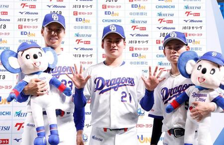 お立ち台でポーズをとる（左から）杉浦、金丸、村松（撮影・西田忠信）