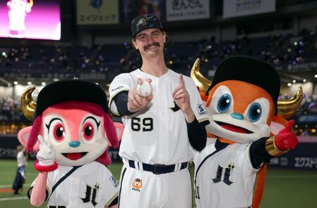 来日初勝利を挙げたジュリーはウイニングボールを手にポーズを決める（撮影・山口登）