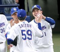 　ウイニングボールを手渡され笑顔を見せる中西（右）＝撮影・立川洋一郎