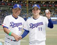 　井上監督（左）に祝福される中西（撮影・西田忠信）