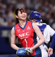 始球式を務めたＮＥＣレッドロケッツ川崎・山田二千華（撮影・西田忠信）