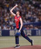 始球式を務めるＮＥＣレッドロケッツ川崎・山田二千華（撮影・西田忠信）