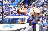リリーフカーに乗って登場するしんちゃん（左）＝撮影・園田高夫