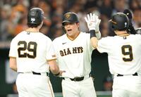 ４回、右越えに先制３ランを放ち迎えられる大城（撮影・金田祐二）