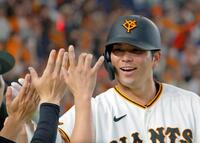 ４回、右越えに先制３ランを放ち迎えられる大城（撮影・金田祐二）