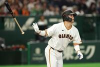 ４回、右越えに先制３ランを放つ大城（撮影・金田祐二）