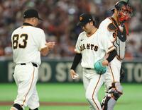 ６回、降板する船迫（中央）＝撮影・金田祐二