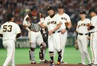 ６回、船迫から高梨（５３）に代える阿部監督（撮影・金田祐二）