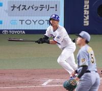 ４回、右翼スタンドへソロを放つ土田（撮影・立川洋一郎）