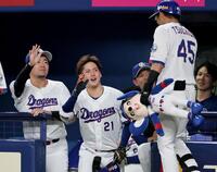 ４回、ソロを放った土田を迎える金丸（中央）＝撮影・田中太一