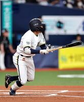 ６回、中前打を放つ宜保（撮影・山口登）