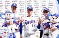 お立ち台でポーズをとる（左から）杉浦、金丸、村松（撮影・西田忠信）