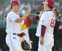 日本ハムに連勝し、三木監督（右）とタッチを交わす浅村（撮影・西岡正）