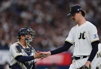 ２回、ジュリー（右）とタッチする森友（撮影・山口登）