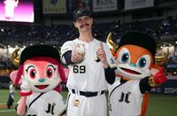 来日初勝利を挙げたジュリーはウイニングボールを手にポーズを決める（撮影・山口登）