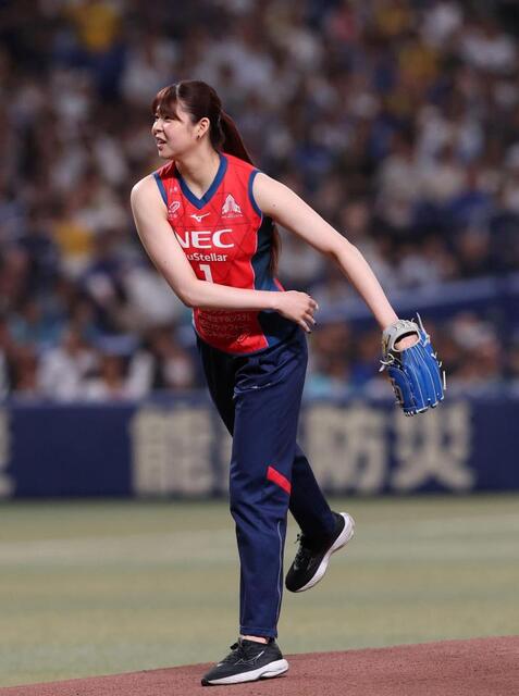 ドアラさん背伸びしてて可愛い」始球式で見事ノーバンの184cm8頭