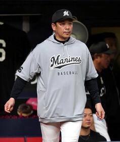 ８回、選手交代を告げに向かうロッテ・サブロー監督＝京セラドーム大阪（撮影・山口登）