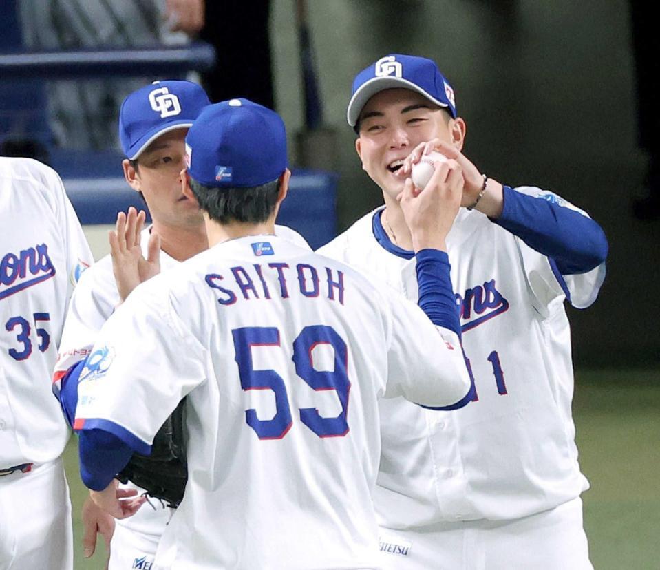 　ウイニングボールを手渡され笑顔を見せる中西（右）＝撮影・立川洋一郎