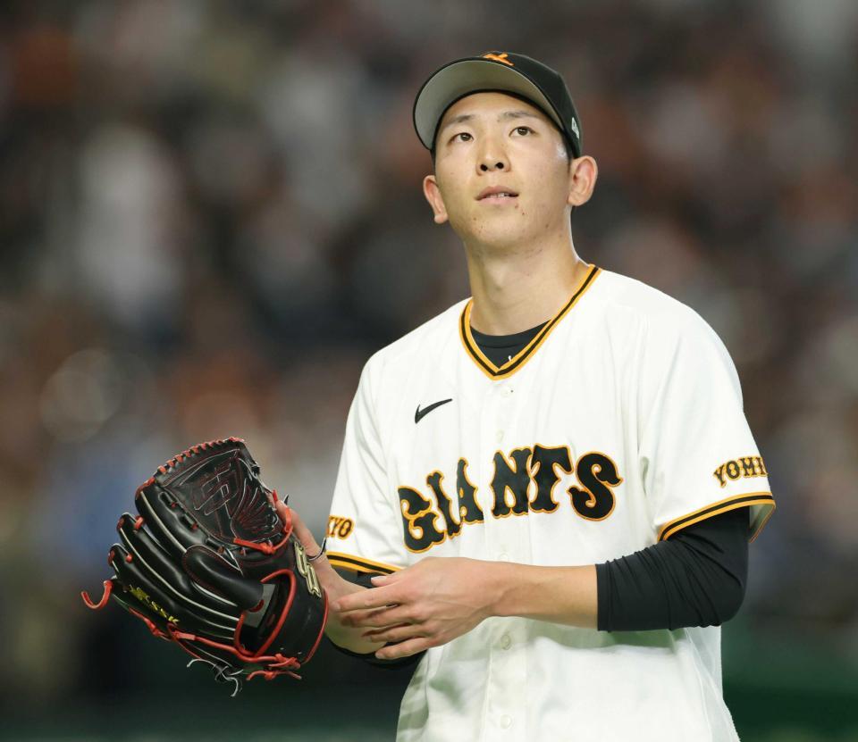 　５回、追加点を奪われ厳しい表情でベンチに戻る戸郷（撮影・金田祐二）