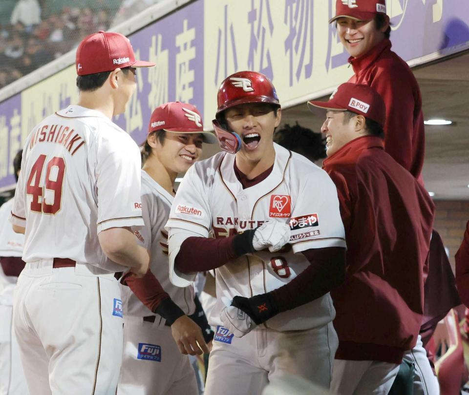 　８回、勝ち越しソロを放ち、ベンチ前で声を上げる辰己（中央）＝撮影・西岡正