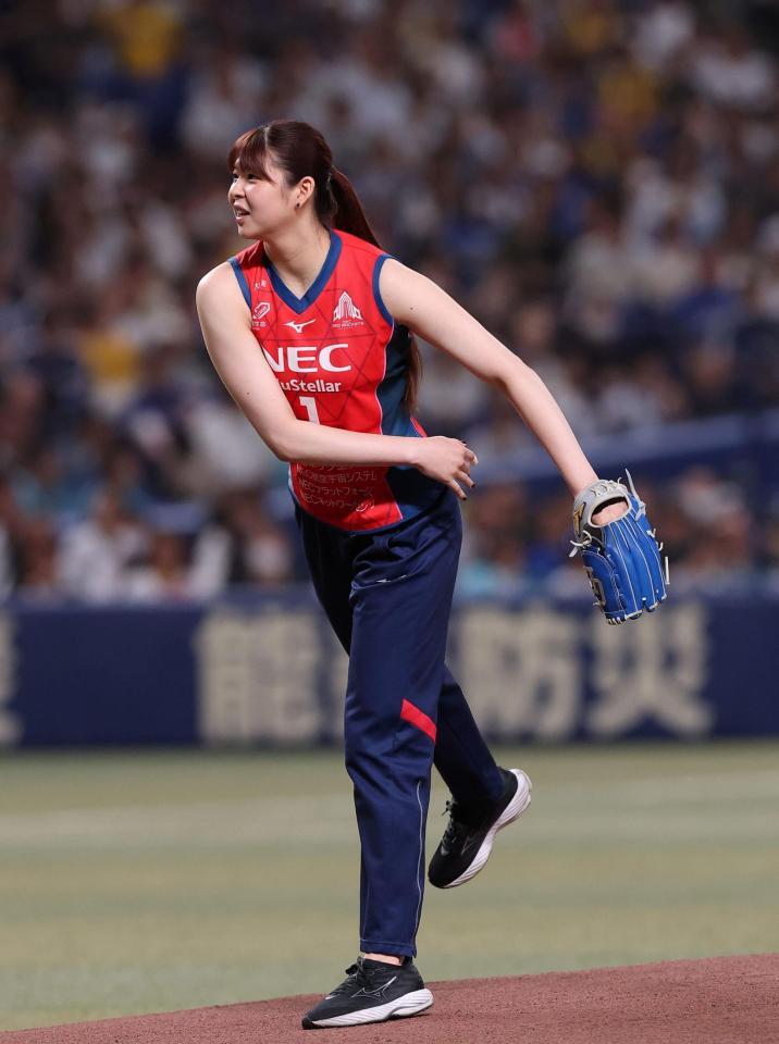 始球式を務めるＮＥＣレッドロケッツ川崎・山田二千華（撮影・西田忠信）