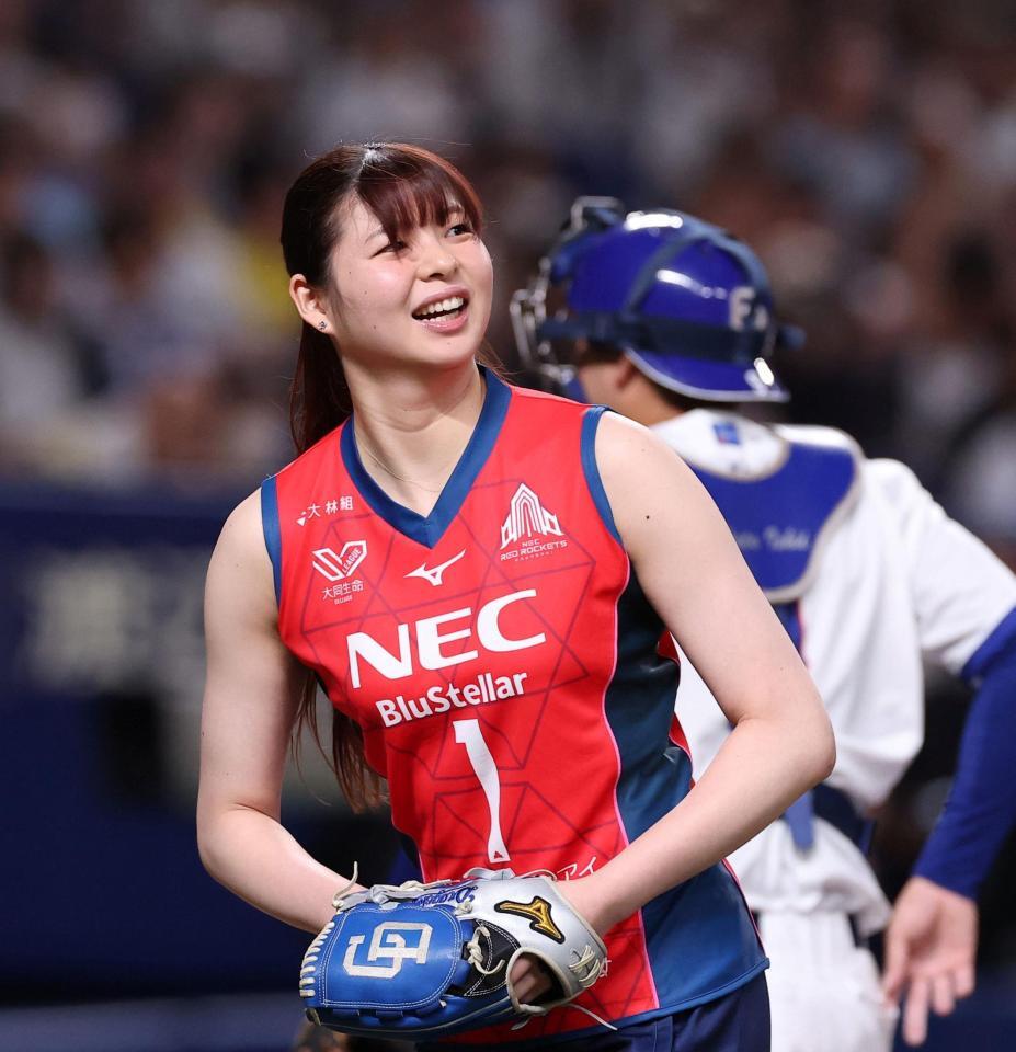 始球式を務めたＮＥＣレッドロケッツ川崎・山田二千華（撮影・西田忠信）