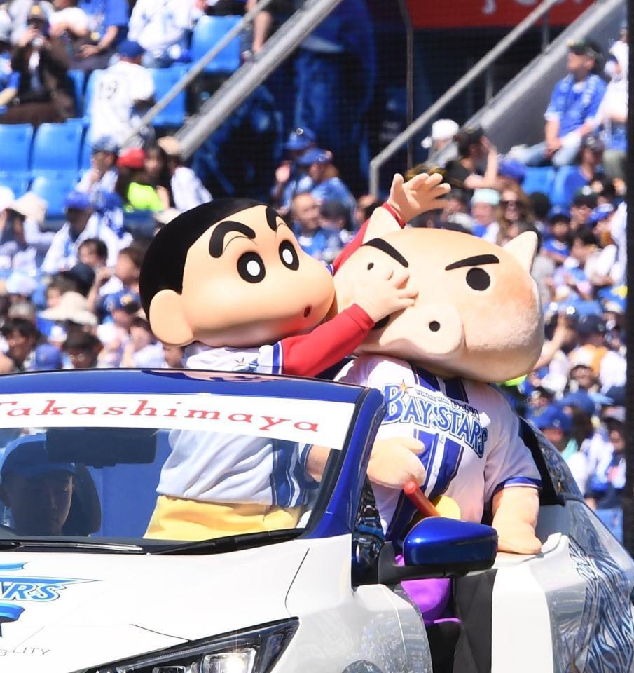 リリーフカーに乗って登場するしんちゃん（左）＝撮影・園田高夫