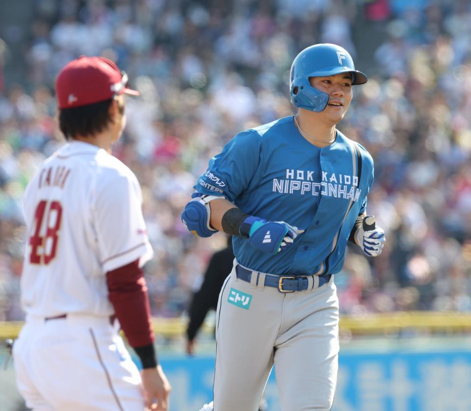 ５回、ソロを放ち、笑顔で三塁を回る清宮（撮影・西岡正）
