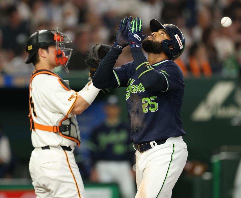 ６回、中越えソロを放ち生還するサンタナ（撮影・金田祐二）