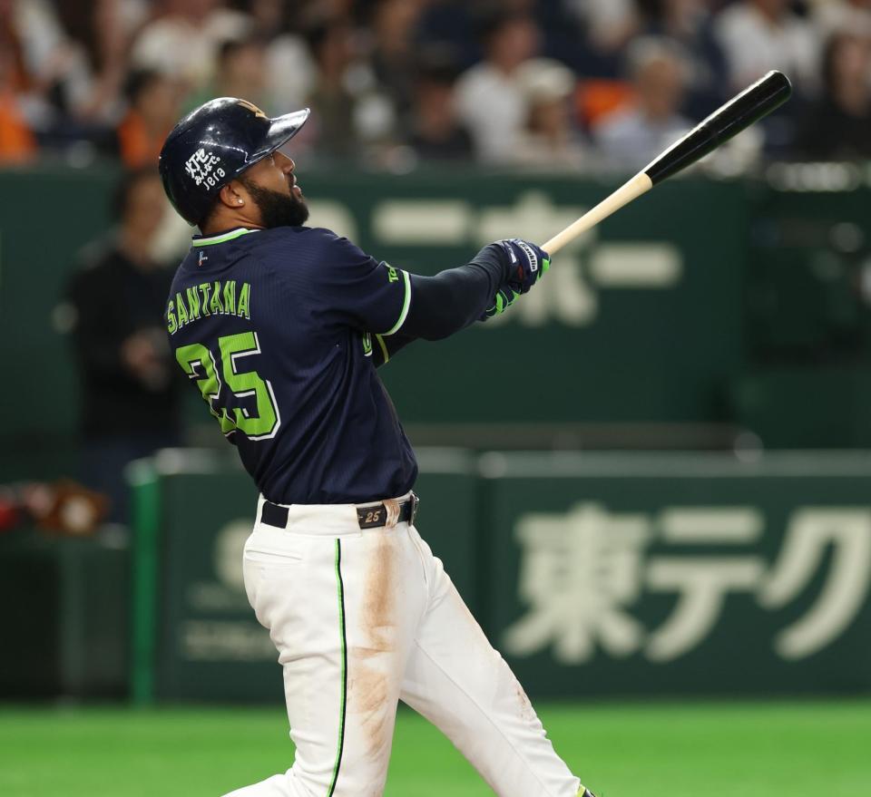 ６回、中越えソロを放つサンタナ（撮影・金田祐二）