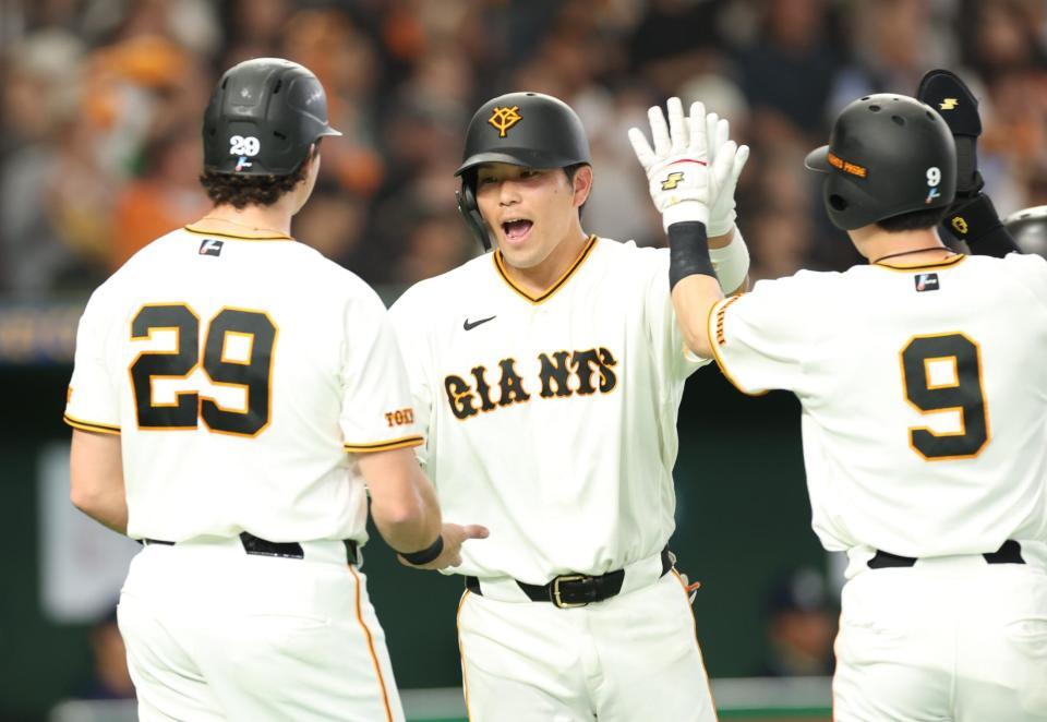 ４回、右越えに先制３ランを放ち迎えられる大城（撮影・金田祐二）