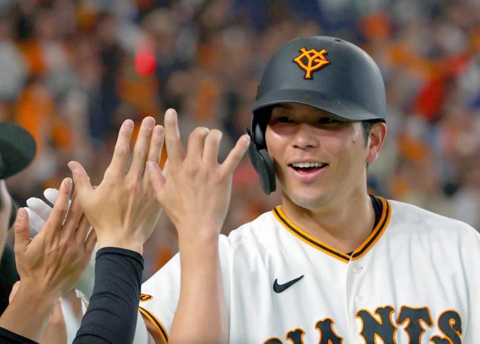 ４回、右越えに先制３ランを放ち迎えられる大城（撮影・金田祐二）